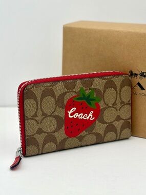 Coach Medium Id Zip Wallet
Signature Canvas With Wild
Strawberry